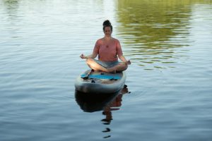 SUP Fitness mit Yoga Elementen - Training auf dem SUP Board bei Stand Up Paddler Oldenburg